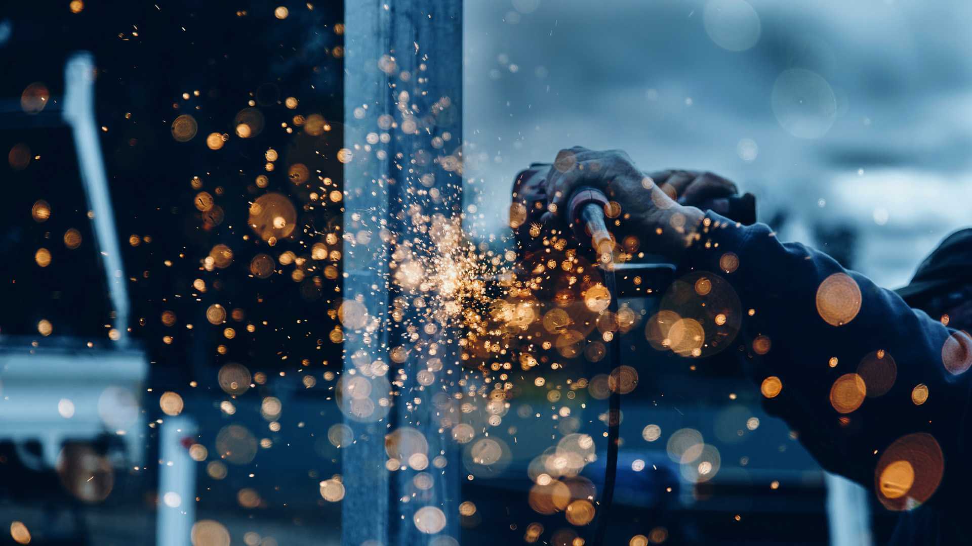 Funken bei Materialbearbeitung – Symbol für KI im Maschinen- und Anlagenbau