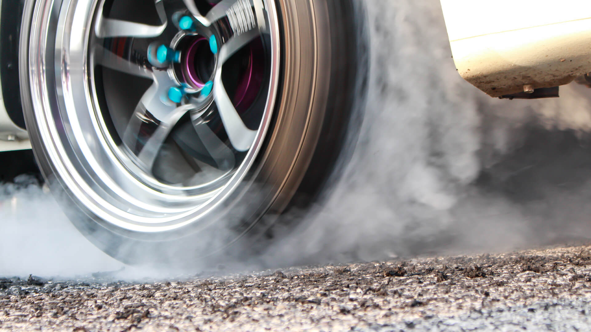 Un pneu de voiture frotte sur le sol