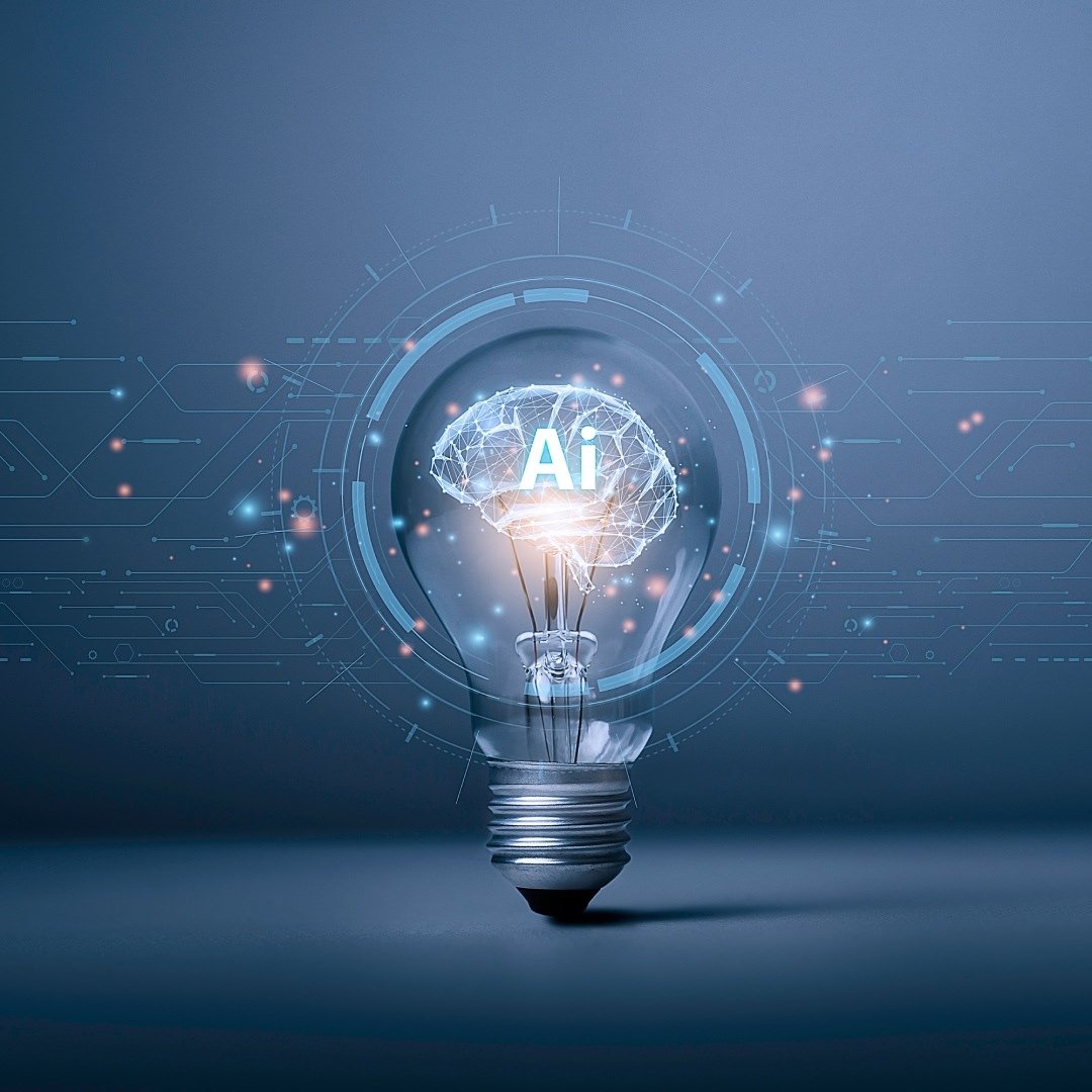 Glühbirne, auf welcher AI steht, symbolisiert KI-ROI