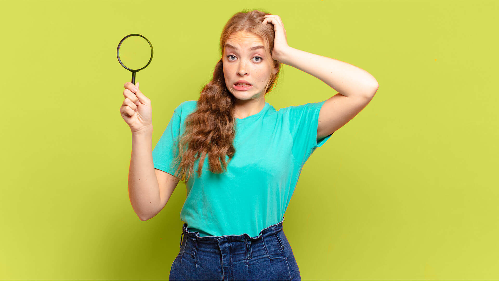 Une femme se pose des questions avec une loupe dans la main droite
