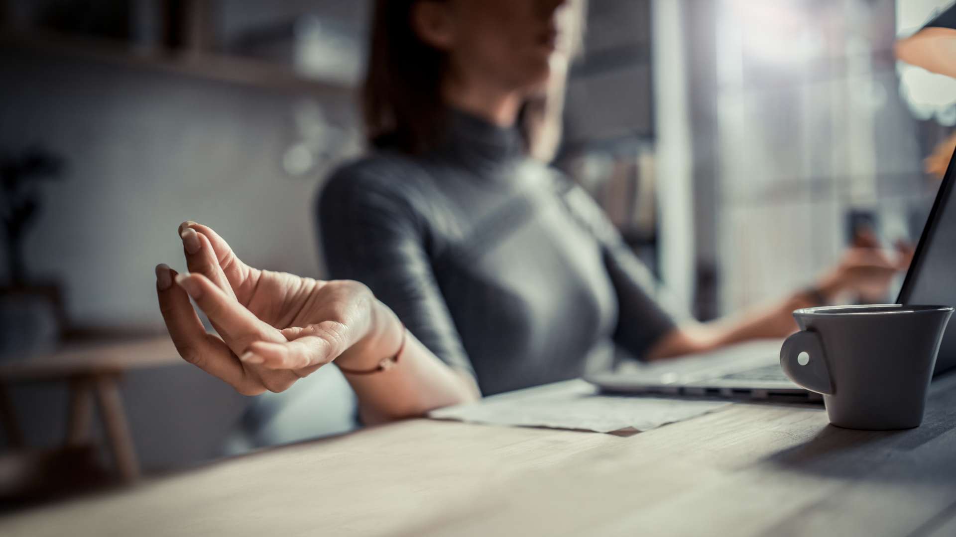 Une femme montre qu'elle est zen