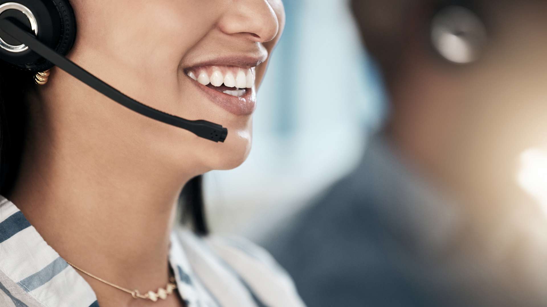 Une femme vous accueil au téléphone en France