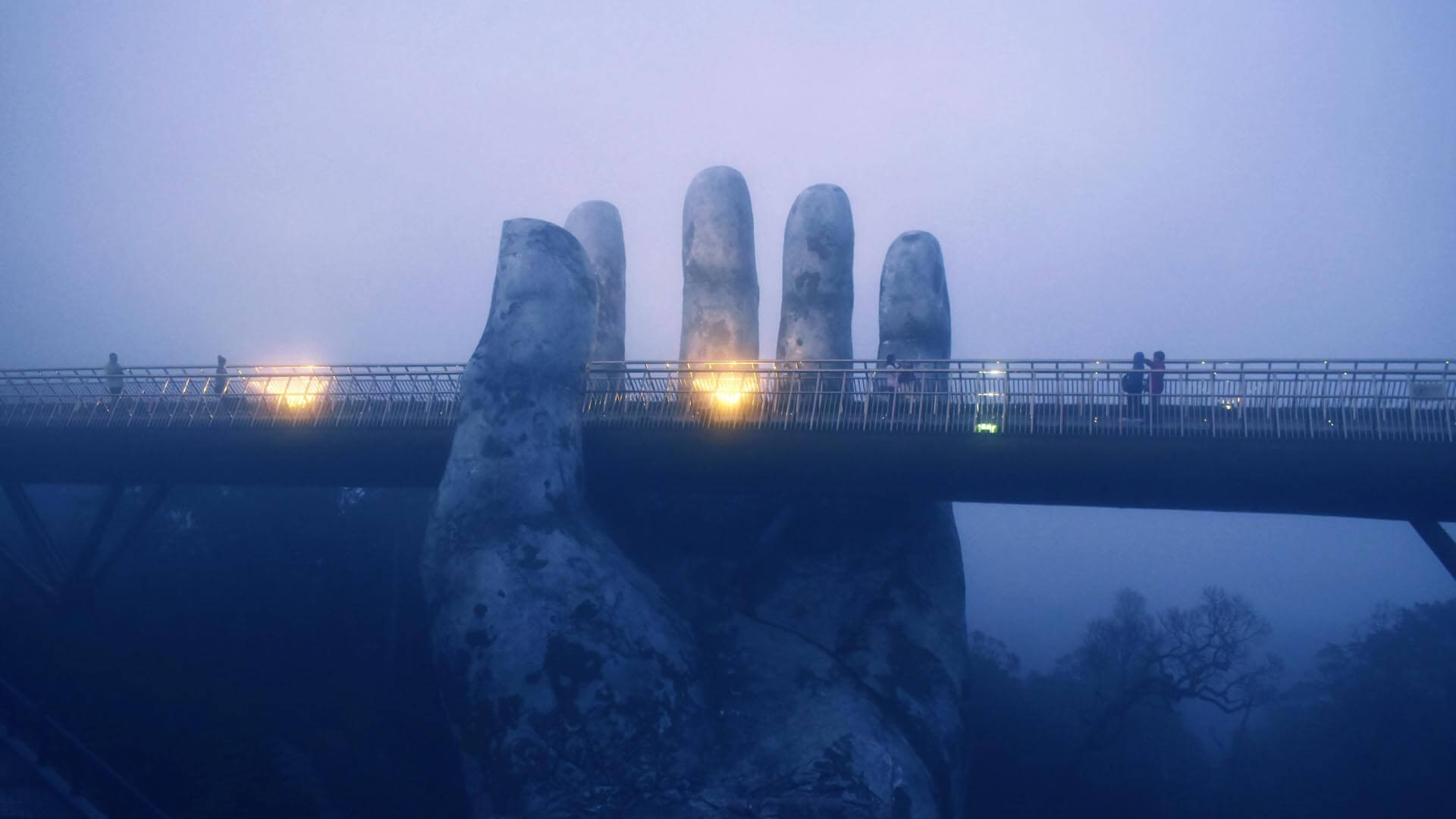 Une main géante supporte un pont
