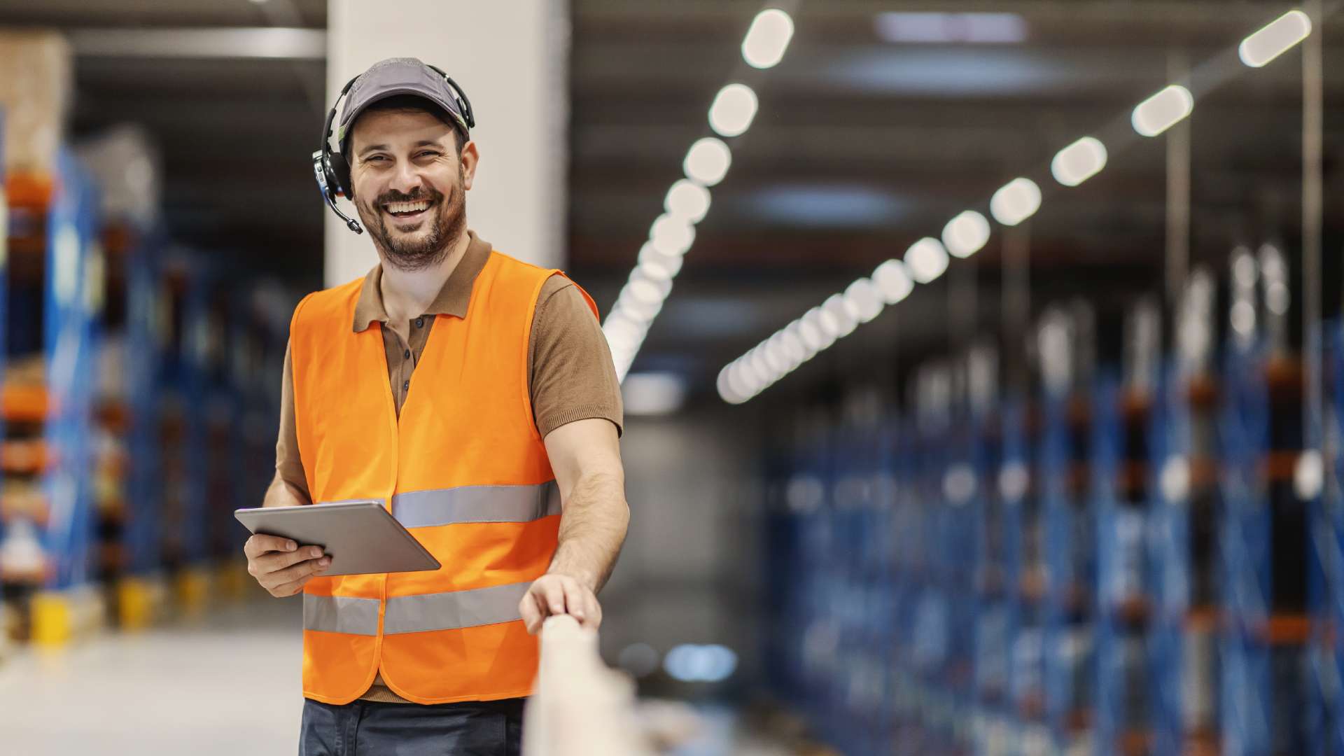 Un employé logistique utilise une tablette