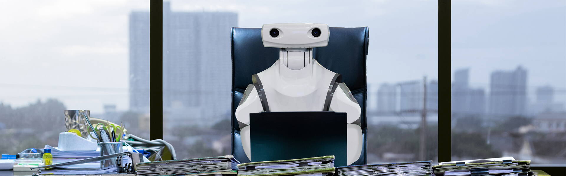 Un robot à taille humaine est assis dans le fauteuil de direction