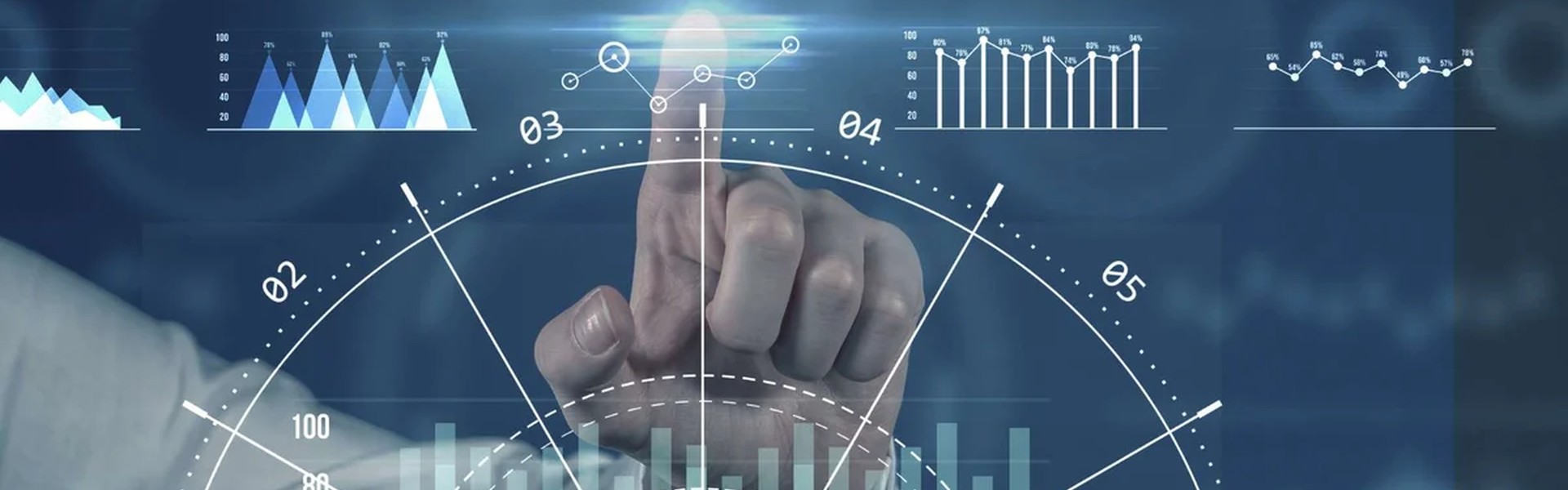 Une main dont l'index appuie sur un diagramme parmi les cinq affichés