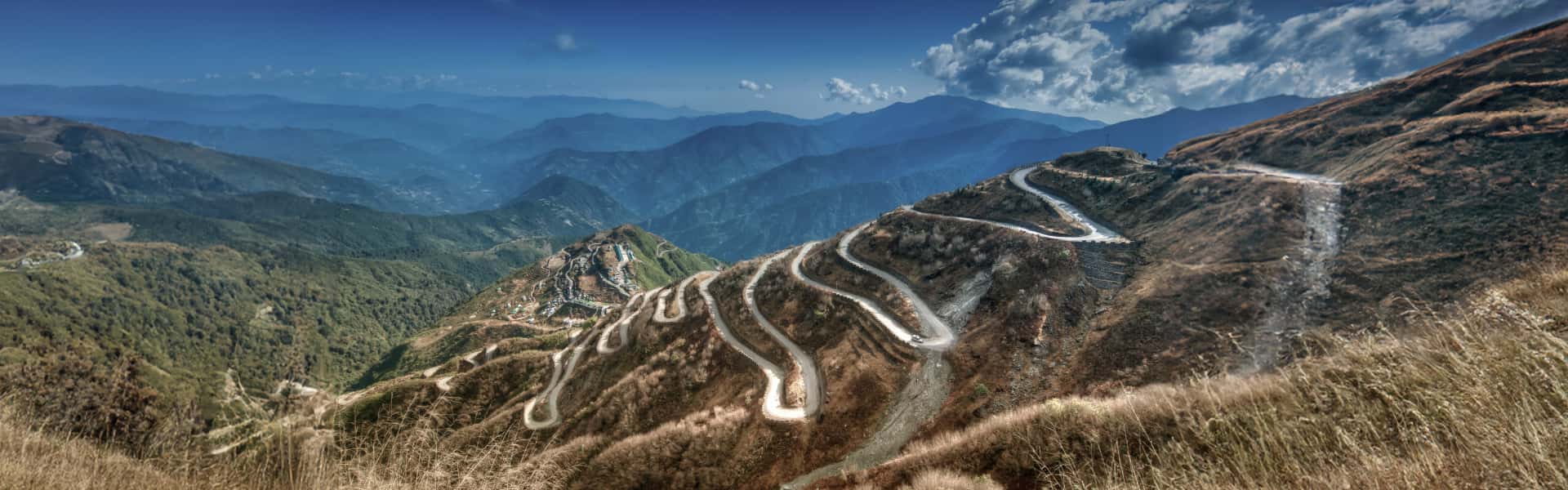 Eine Straße in den Bergen