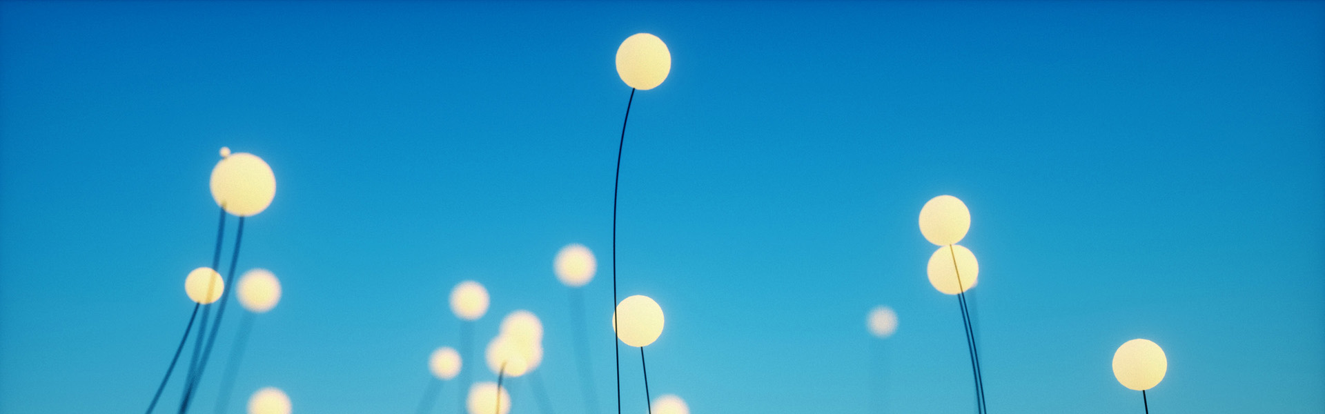 Leuchtkugeln vor blauem Himmel