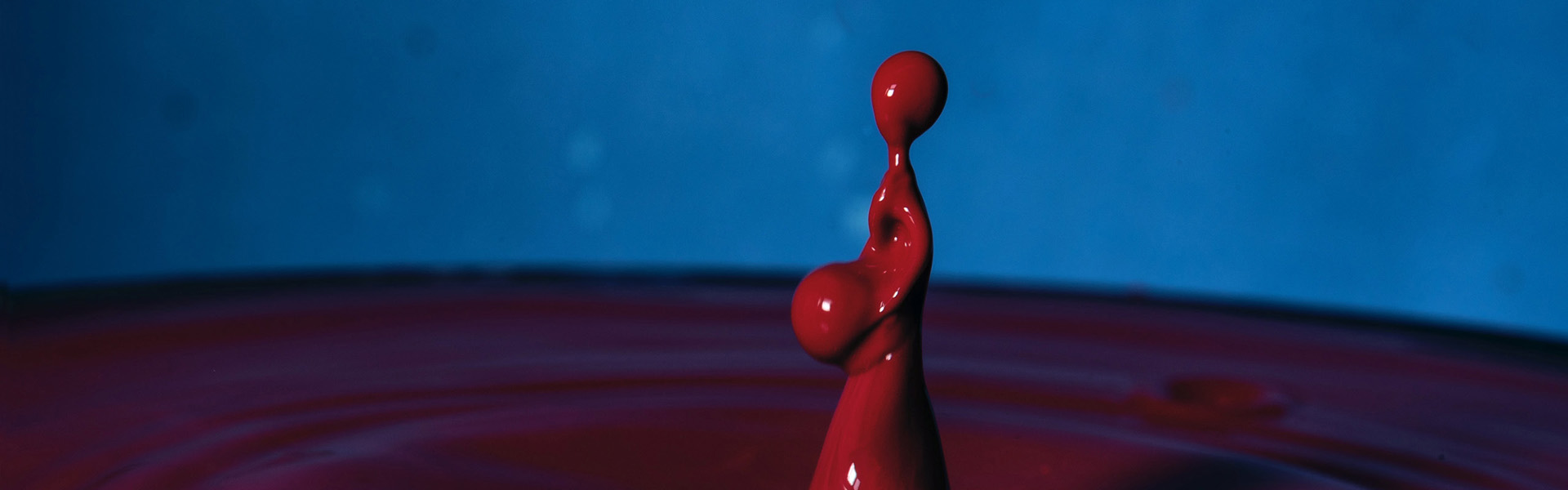 Une statuette en matière plastique de style abstrait