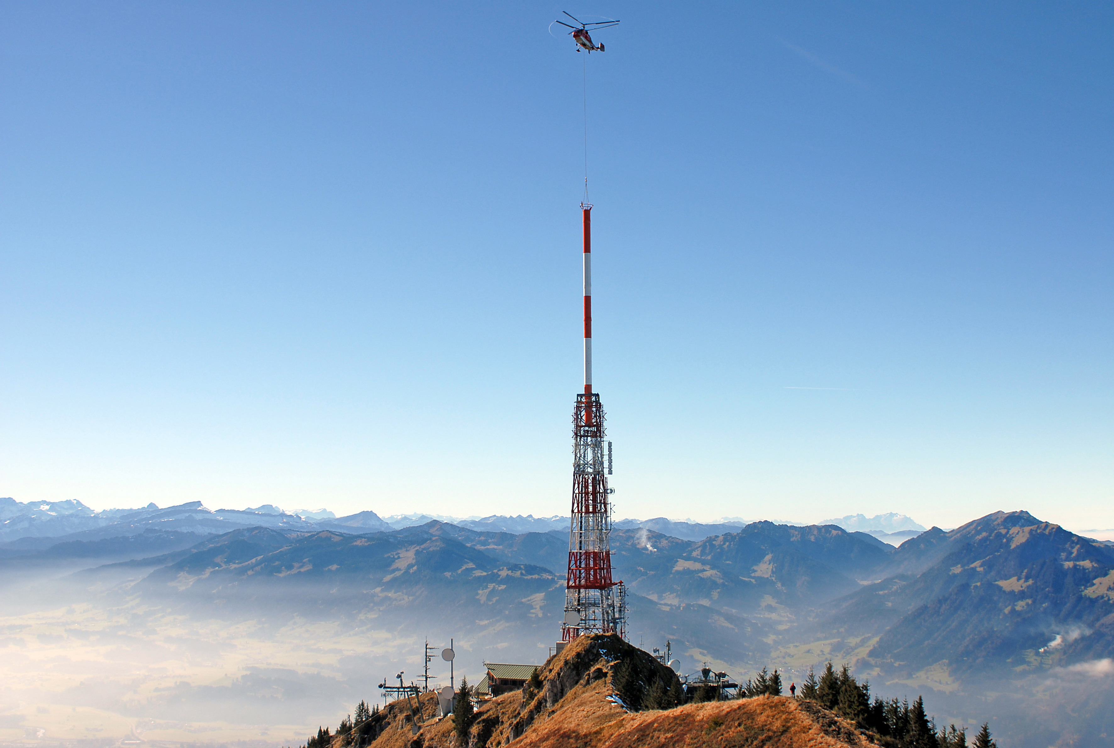 Un pylône de radiodiffusion sur une montagne équipé de la technologie Kathrein.