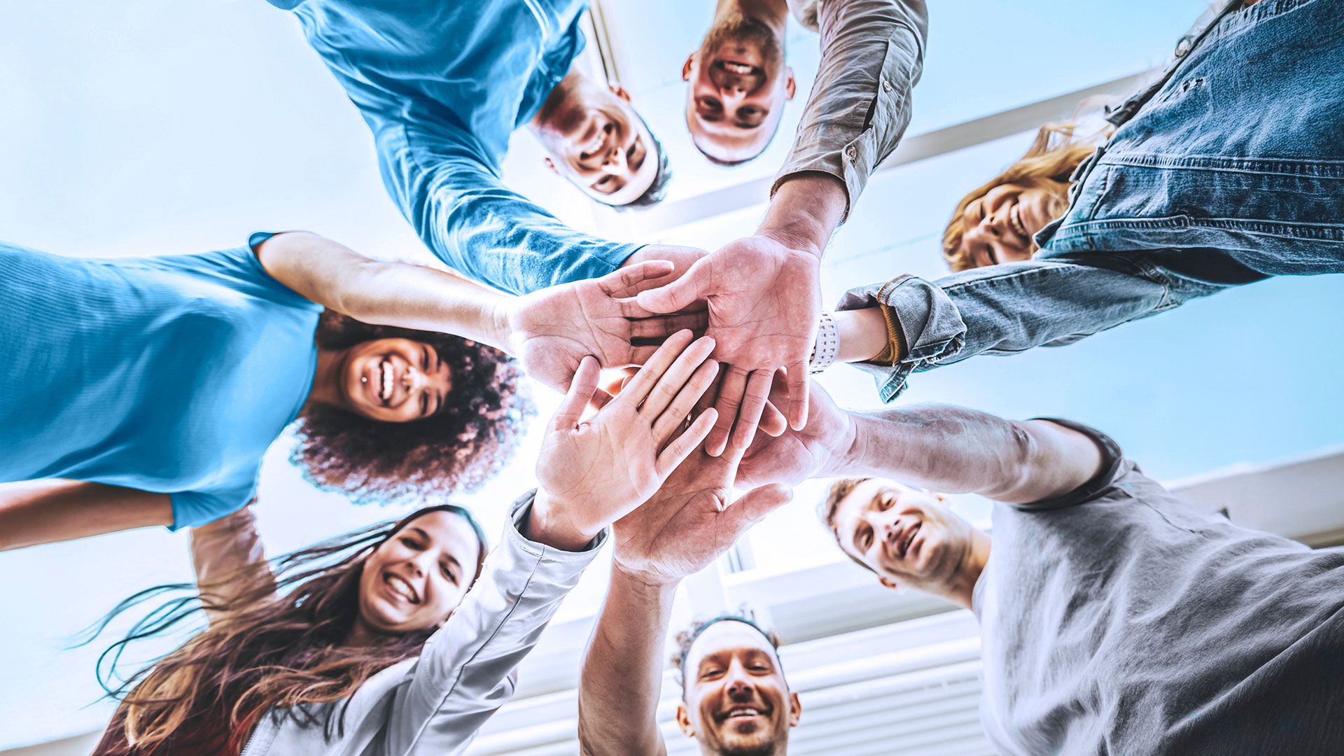 Gemeinsam sind wir stark: Ausgestreckt Hände vereinen sich. 