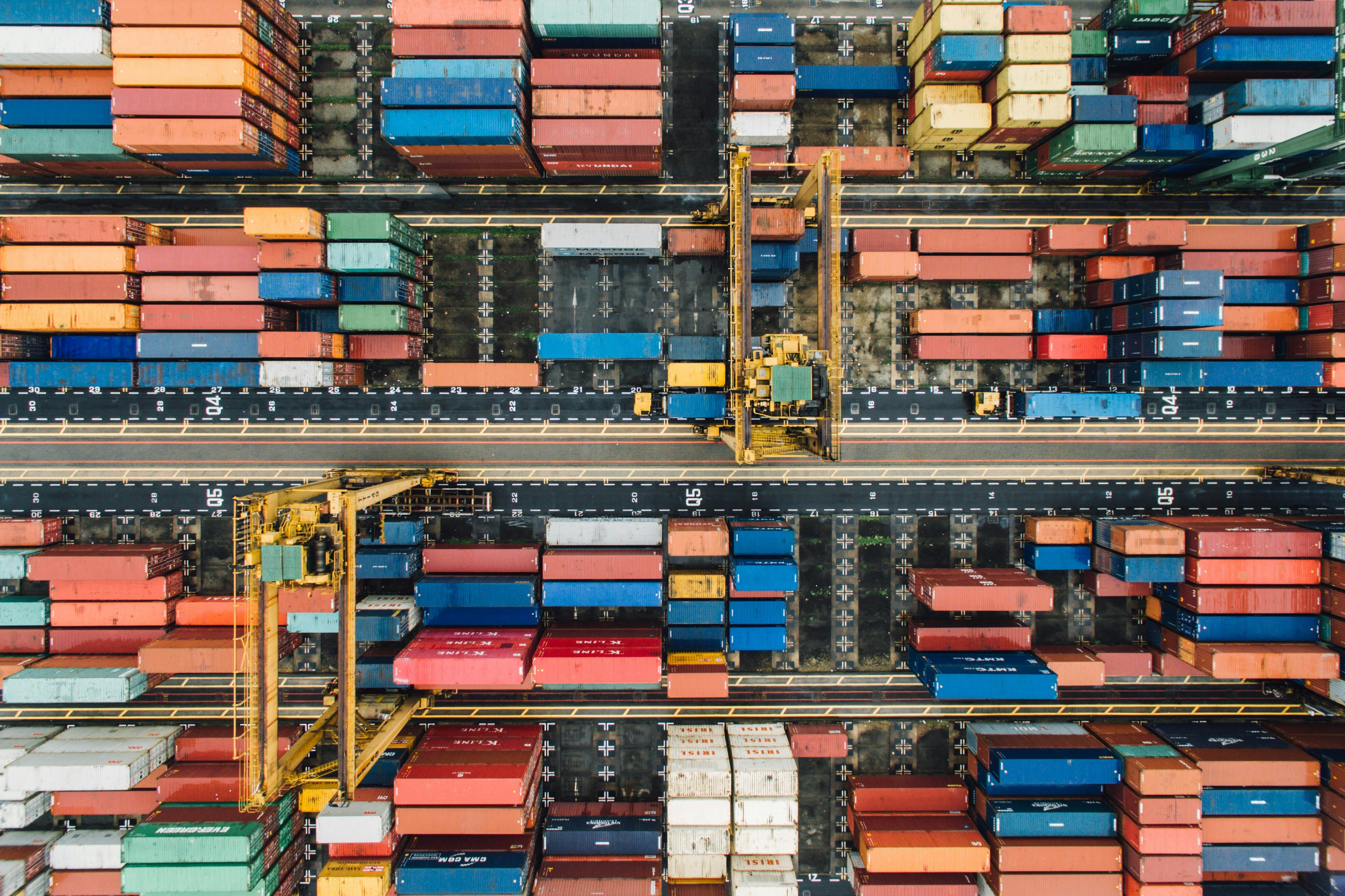 Container warten in einem Hafen auf den Weitertransport.