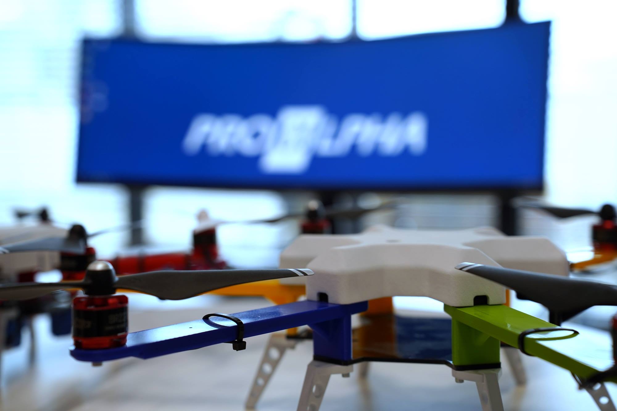 Drone à la Swiss Smart Factory posé devant un écran avec logo proALPHA